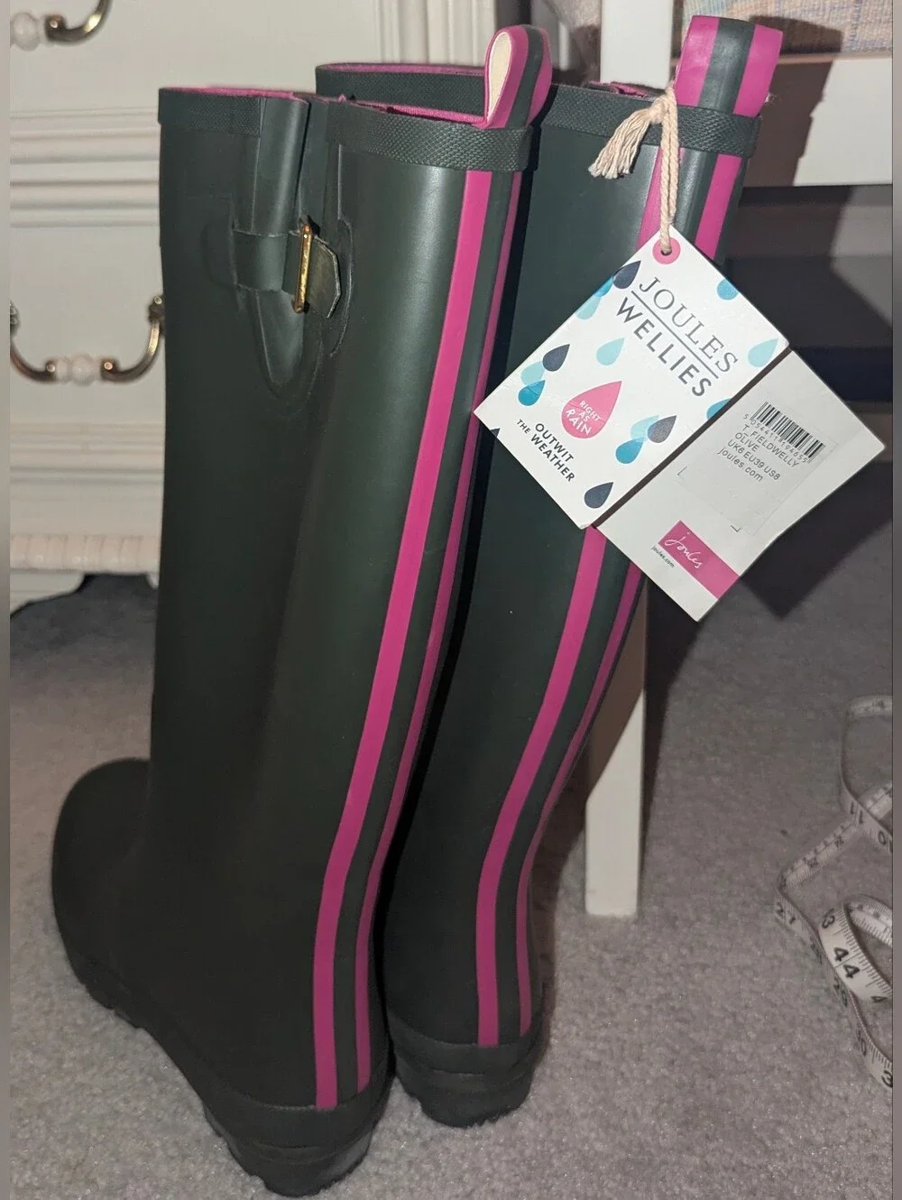 Joules rain boots feature a distinctive olive green matte finish (8)